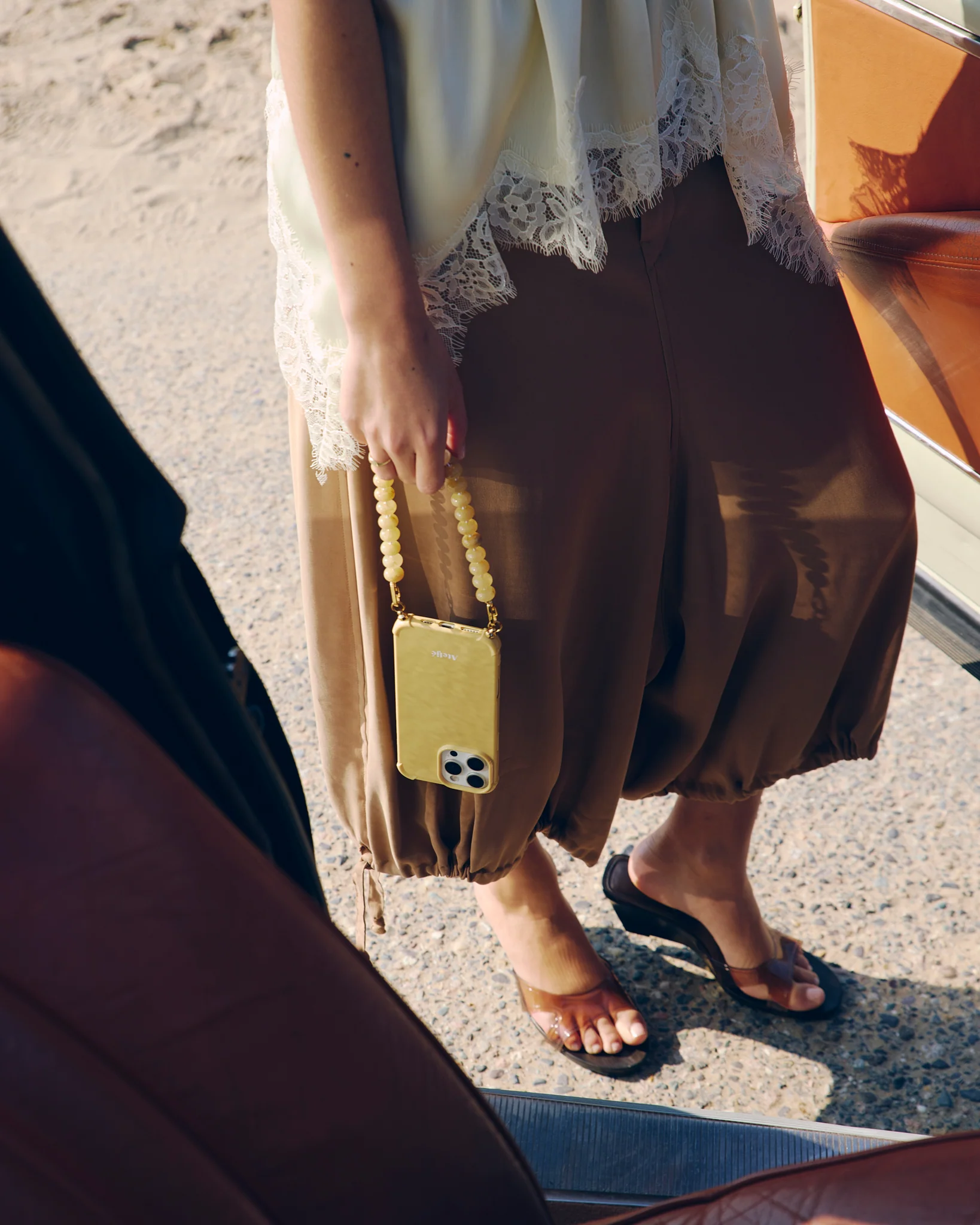Sunlit recycled case with Bare cord - Image 4